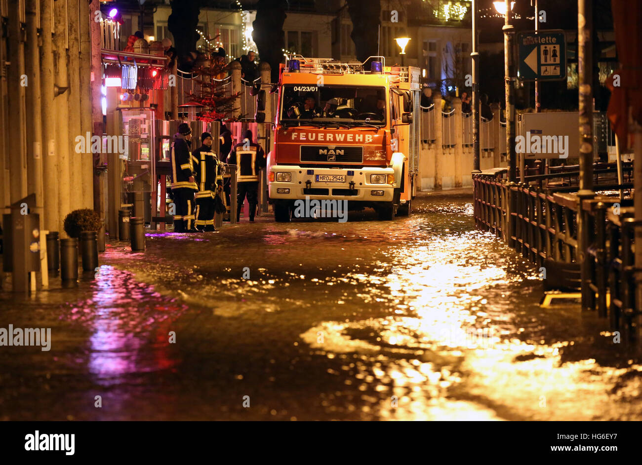 Warnemünde, Deutschland. 4. Januar 2017. Mitglieder der Feuerwehr in ...