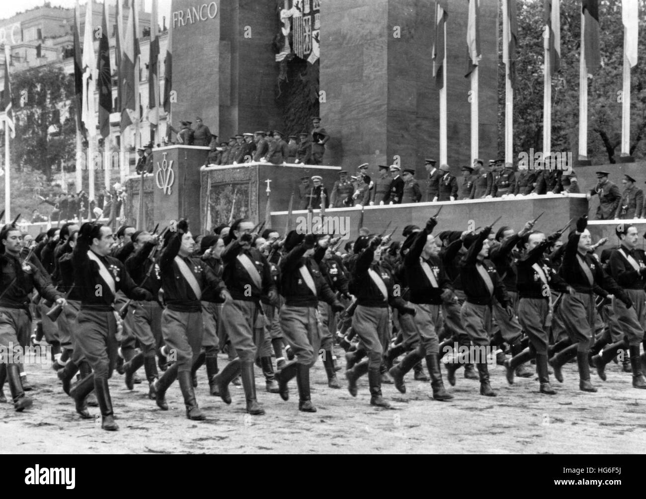 Das Nazi-Propagandafild zeigt den marsch faschistischer Milizen aus Italien (gemeinhin als "Blackshirts" bezeichnet) anlässlich der großen Siegesparade nach Francos Machtergreifung in Madrid, Spanien, im Mai 1939. Fotoarchiv für Zeitgeschichtee- KEIN KABELDIENST - | weltweite Nutzung Stockfoto