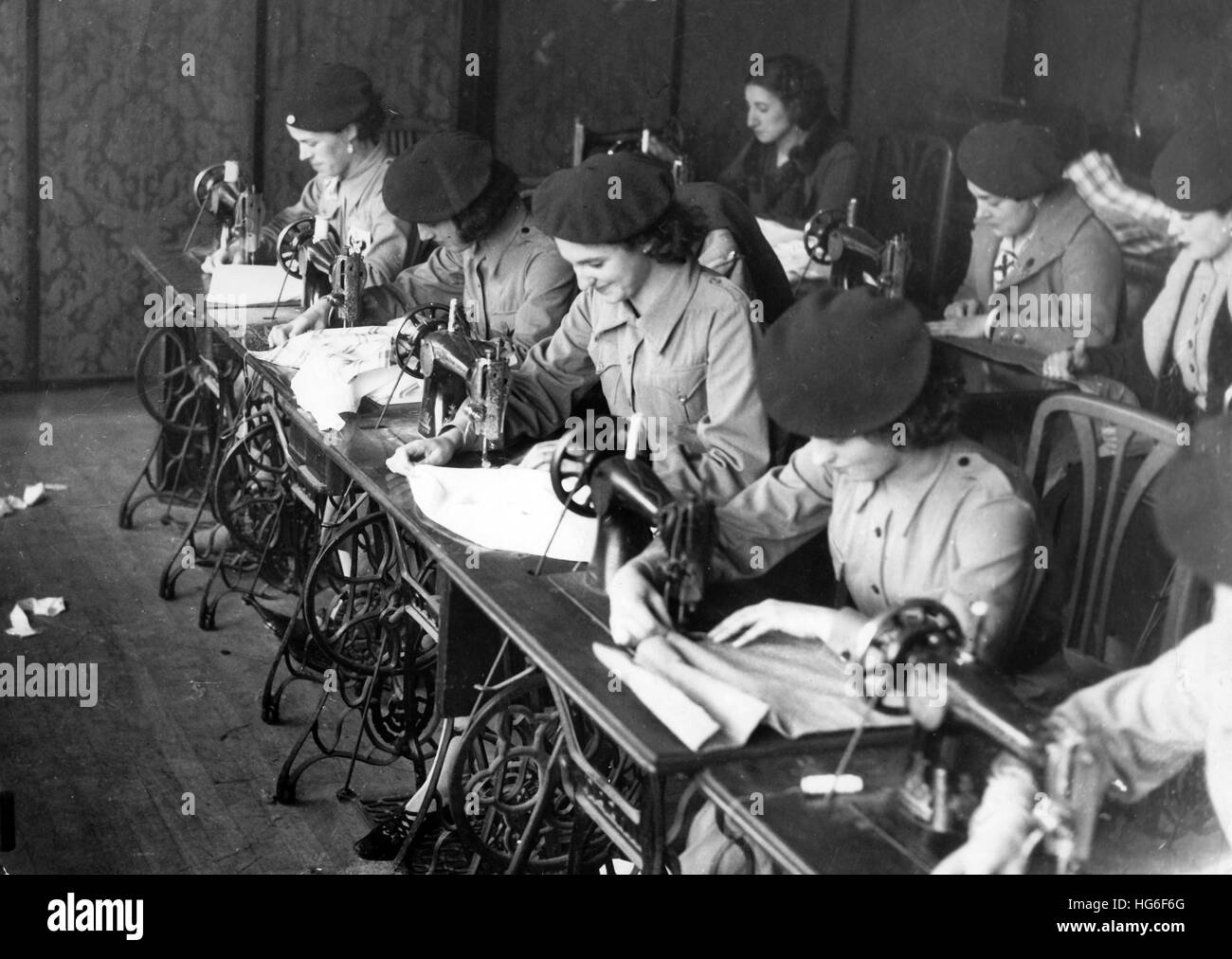 Das Propagandafild der Nazis zeigt Mitglieder der Frauenorganisation "Margaritas" in San Sebastián (Donostia-San Sebastián), Spanien, Dezember 1936. Sie nähen Kleider für Francos Truppen nach der Besetzung der Stadt. Fotoarchiv für Zeitgeschichtee - KEIN KABELDIENST- | weltweite Nutzung Stockfoto