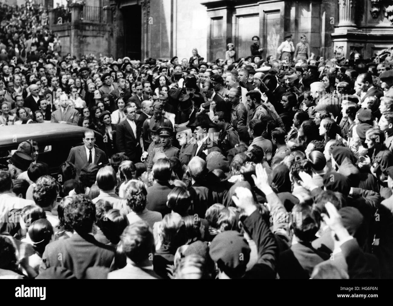 Das Propagandafild der Nazis zeigt den Offizier der spanischen Armee und Präsidenten der nationalen Regierung, Miguel Cabanellas (Mitte mit weißem Bart), in einer Menschenmenge anlässlich eines offiziellen Thanksgiving-Gottesdienstes nach der Besetzung der Stadt San Sebastián durch Francos-Truppen. Das Foto wurde im September 1936 aufgenommen. Fotoarchiv für Zeitgeschichtee - KEIN KABELDIENST - | weltweite Nutzung Stockfoto