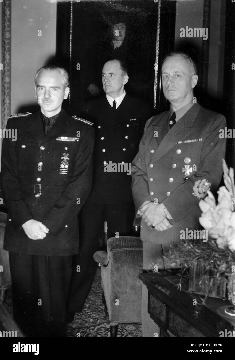 Das Nazi-Propagandafilm zeigt den spanischen Innenminister Ramón Serrano Súner (l.), den Außenminister von Nazideutschland Joachim von Ribbentrop (r.) und den Dolmetscher Paul-Otto Schmidt (m) bei einem Empfang im Auswärtigen Amt in Berlin am 18. September 1940. Fotoarchiv für Zeitgeschichtee - KEIN KABELDIENST - | weltweite Nutzung Stockfoto