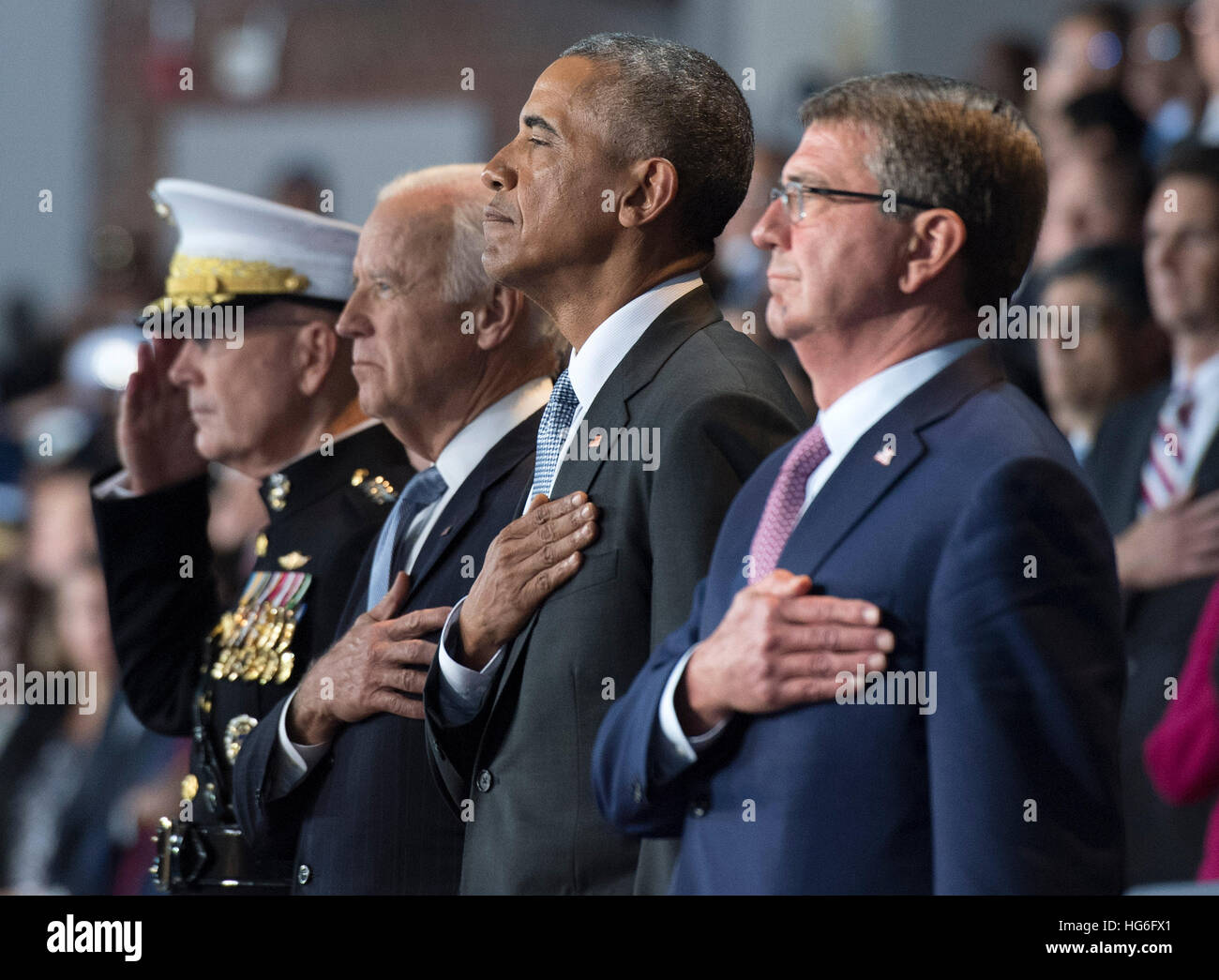 Gemeinsame Basis Myers-Henderson Hall, Virginia, USA. 4. Januar 2017.  US-Präsident Barack Obama (2.-R), Vize-Präsident Joe Biden (2.-L) Vorsitzender der Joint Chiefs Of Staff General Joseph Dunford Jr. (L) und Verteidigungsminister Ashton Carter stehen für die Nationalhymne während Präsident Obama Streitkräfte volle Ehre Review Abschiedszeremonie auf Joint Base Myers-Henderson Hall in Virginia am 4. Januar 2017. Die fünf Klammern des Militärs geehrt die Präsidenten und Vizepräsidenten für ihren Dienst wie sie ihre letzte Amtszeit im Amt schließen. Bildnachweis: MediaPunch Inc/Alamy Live-Nachrichten Stockfoto