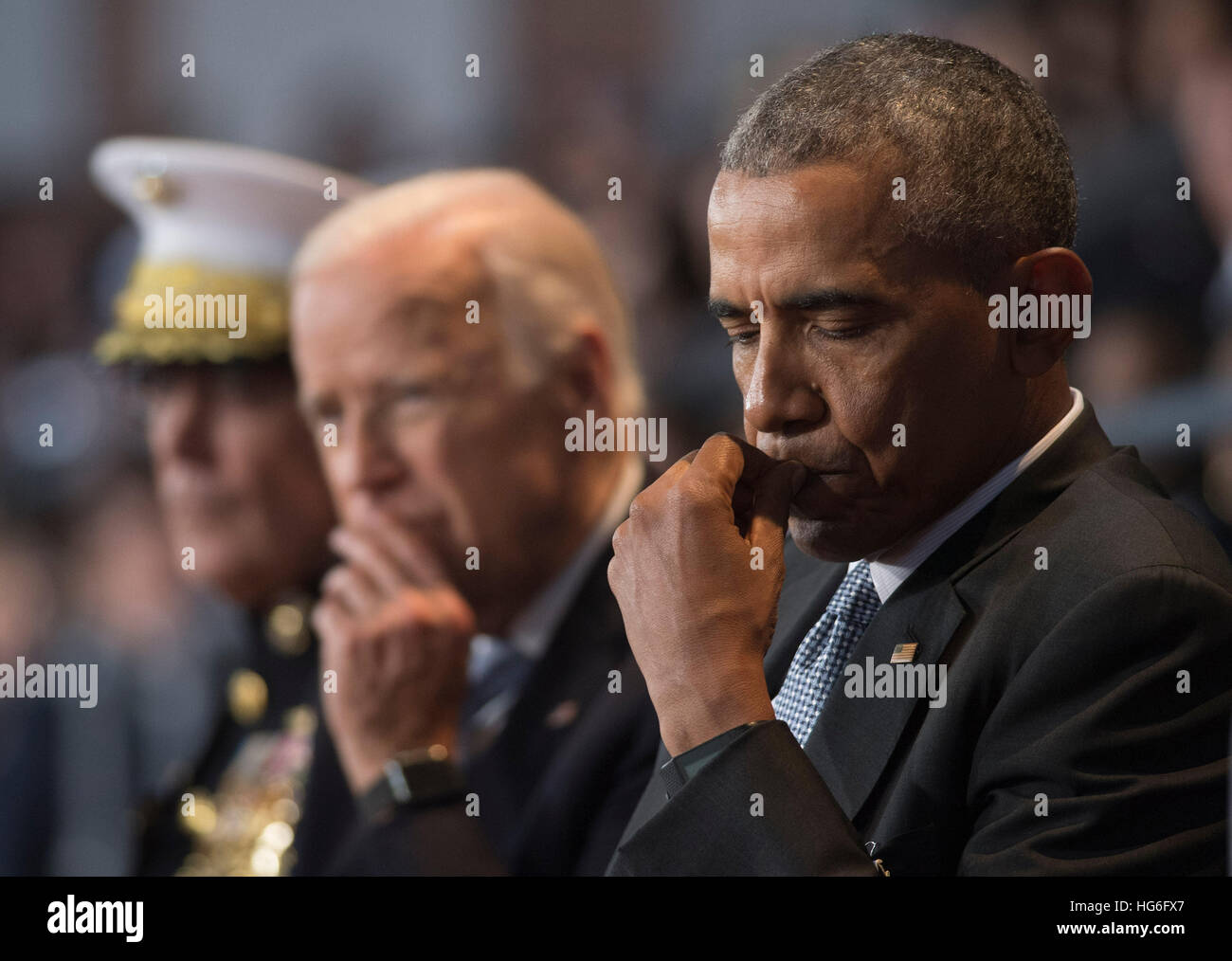 Gemeinsame Basis Myers-Henderson Hall, Virginia, USA. 4. Januar 2017.  United States President Barack Obama (R), Vice President Joe Biden (C) und Vorsitzender der Joint Chiefs Of Staff General Joseph Dunford Jr. besucht die Streitkräfte volle Ehre Review Abschiedszeremonie für Präsident Obama in Joint Base Myers-Henderson Hall in Virginia am 4. Januar 2017. Die fünf Klammern des Militärs geehrt die Präsidenten und Vizepräsidenten für ihren Dienst wie sie ihre letzte Amtszeit im Amt schließen. Bildnachweis: MediaPunch Inc/Alamy Live-Nachrichten Stockfoto