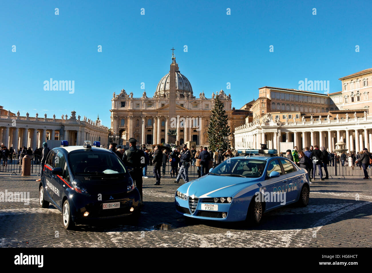 Vatikanstadt, Vatikan. Europa. Polizei und Carabinieri-Offiziere patrouillieren den Petersplatz während der Weihnachtsfeiertage. Rom, Italien, Europäische Union, EU. Kredit: Glenstar/Alamy Live Nachrichten, copy Raum Stockfoto