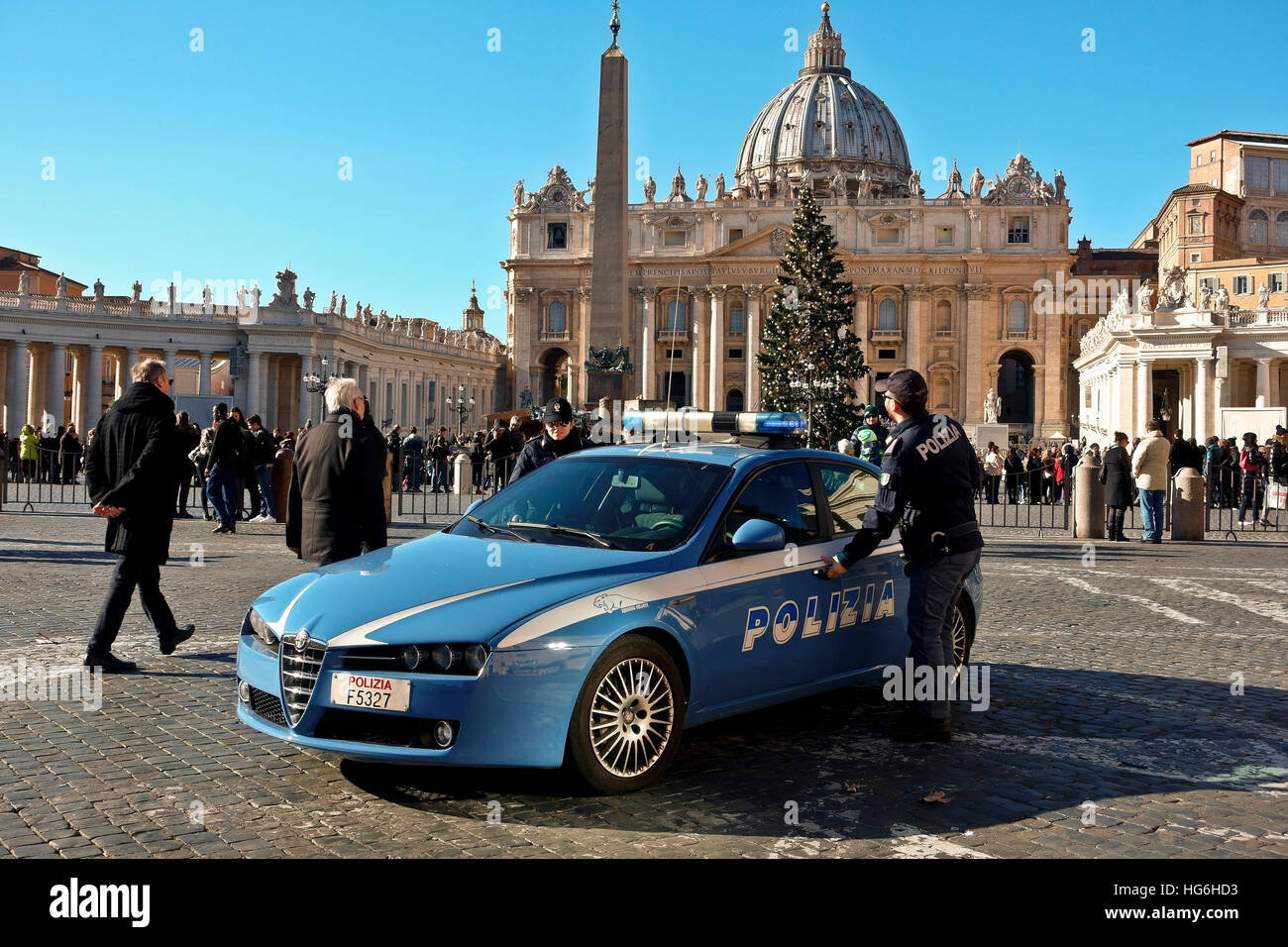 Vatikanstadt, Vatikan. Europa. Polizeibeamte patrouillieren den Petersplatz während der Weihnachtsfeiertage. Rom Weihnachten. Rom, Italien, Europäische Union, EU. Kredit: Glenstar/Alamy Live Nachrichten, copy Raum Stockfoto