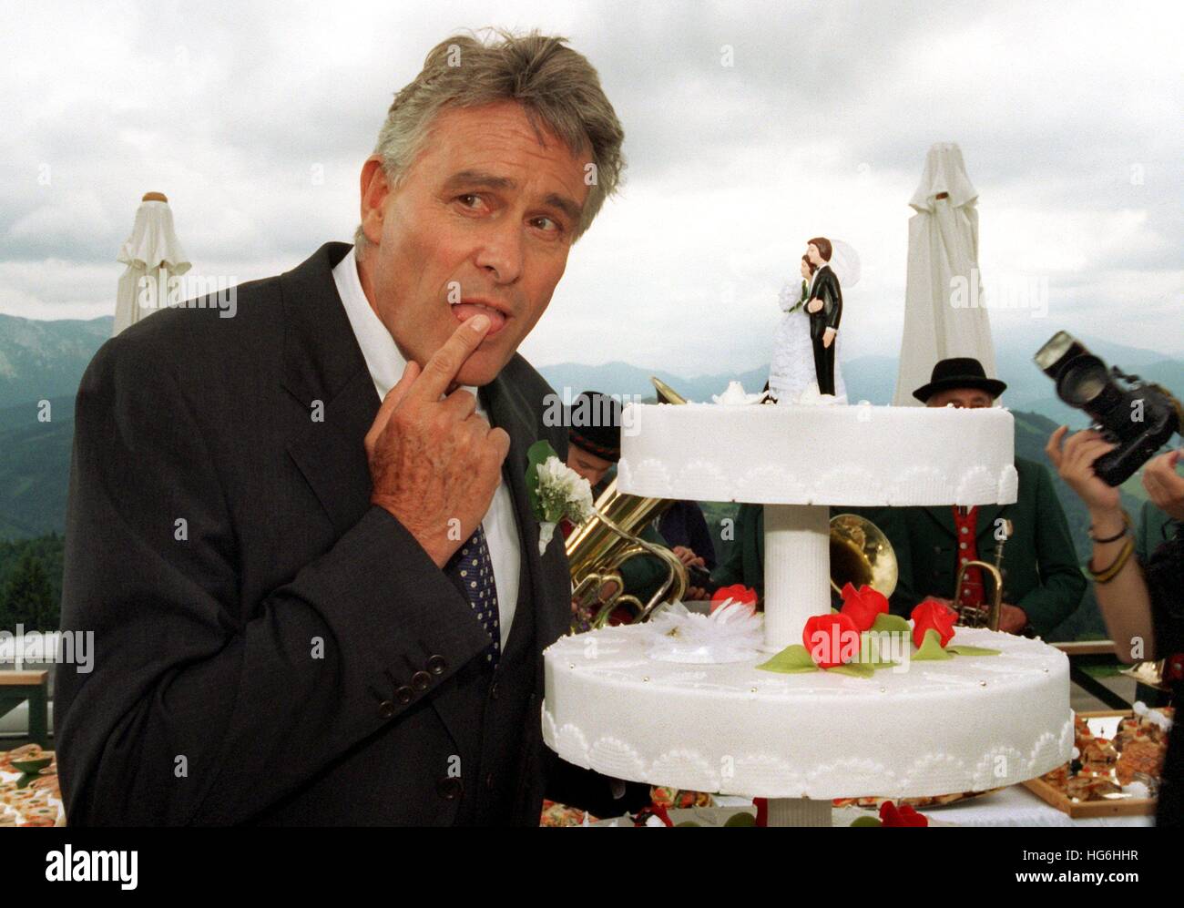 Datei - eine Datei Bild vom 30. Juni 1997 zeigt Schweizer Schauspieler Klaus Wildbolz als Hotelmanager Wenzel Hofer während der Dreharbeiten für die Fernsehserie "Schlosshotel Orth" in Gmunden, Österreich. Klaus Wildbolz ist gestorben. Foto: Ursula Düren/dpa Stockfoto