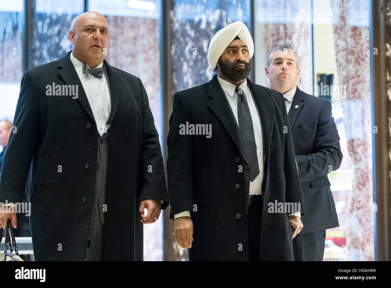 New York, USA. 5. Januar 2017. Sajid Tarar (L), Gründer der muslimischen Amerikaner für Trump und Jassee Singh (R), Kopf der Sikh Amerikaner für Trump, sind bei ihrer Ankunft in der Lobby des Trump Tower in New York, NY, USA am 5. Januar 2017 gesehen. Bildnachweis: MediaPunch Inc/Alamy Live-Nachrichten Stockfoto