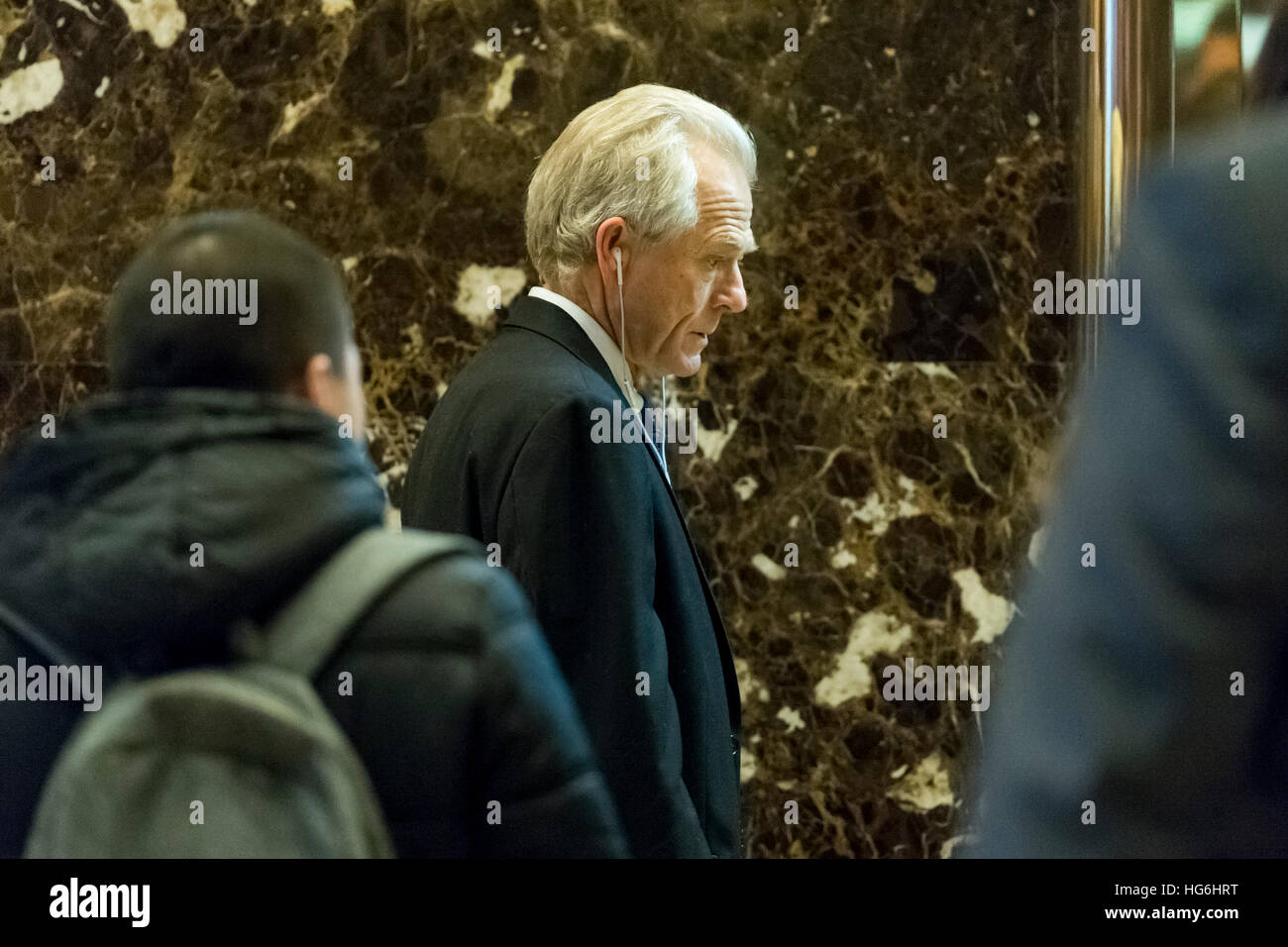 New York, USA. 5. Januar 2017. Gewählter Präsident Donald "Trumpf pick für Leiter der nationalen Handel Rat Peter Navarro bei seiner Ankunft in der Lobby des Trump Tower in New York, NY, USA am 5. Januar 2017 gesehen wird. Bildnachweis: MediaPunch Inc/Alamy Live-Nachrichten Stockfoto