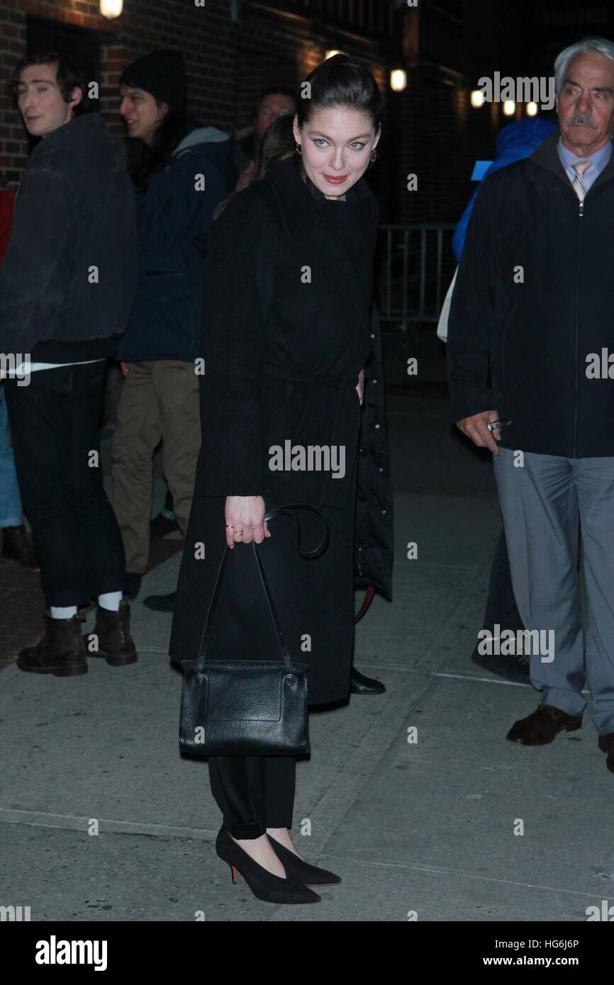 New York, NY, USA. 5. Januar 2017. Alexa Davalos verlassen The Late Show mit Stephen Colbert auf 5. Januar 2017 in New York City zu sehen. © Diego Corredor/Medien Punch/Alamy Live-Nachrichten Stockfoto