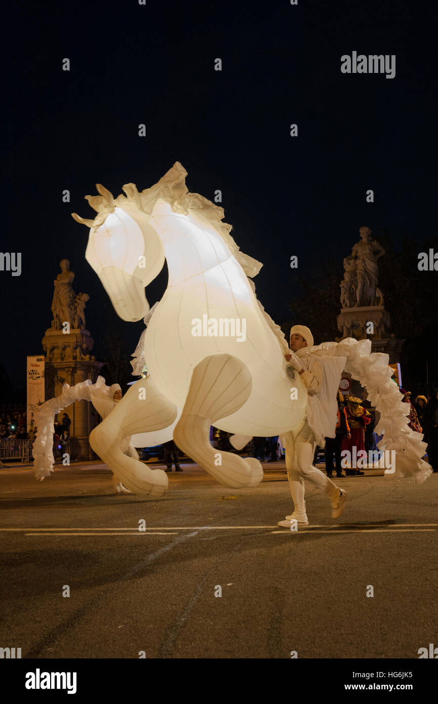 Künstler führen in einer Straße, wie sie während "Cabalgata de Reyes" oder die Three Wise Men-Parade in Barcelona, Spanien, Donnerstag, 5. Januar 2017 marschieren. Es ist eine Parade als Symbol für die Ankunft der Heiligen drei Könige nach Bethlehem, die nach der Geburt von Jesus. In Spanien und vielen lateinamerikanischen Ländern Epiphanie ist der Tag, als Geschenke ausgetauscht werden. © Charlie Perez/Alamy Stockfoto