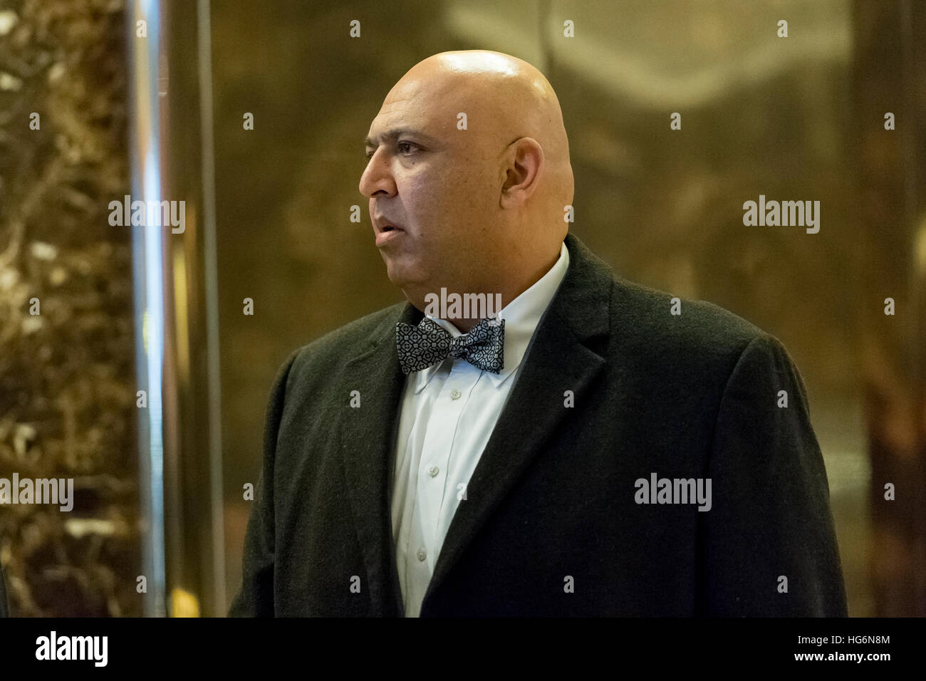 New York, USA. 5. Januar 2017. Sajid Tarar, Gründer der muslimischen Amerikaner für Trump, wird bei seiner Ankunft in der Lobby des Trump Tower in New York, USA, 5. Januar 2017 gesehen. Foto: Albin Lohr-Jones/Pool über CNP/Dpa/Alamy Live News Stockfoto