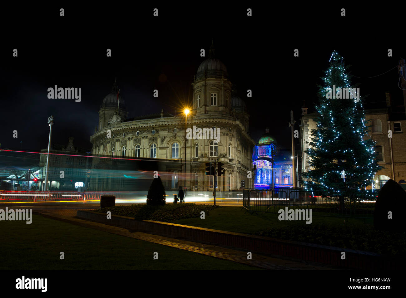 Eröffnungsfeier in Hull City Kultur 2017 mit einem hellen Display projiziert Hull City Hall und Hull Maritime Museum Stockfoto