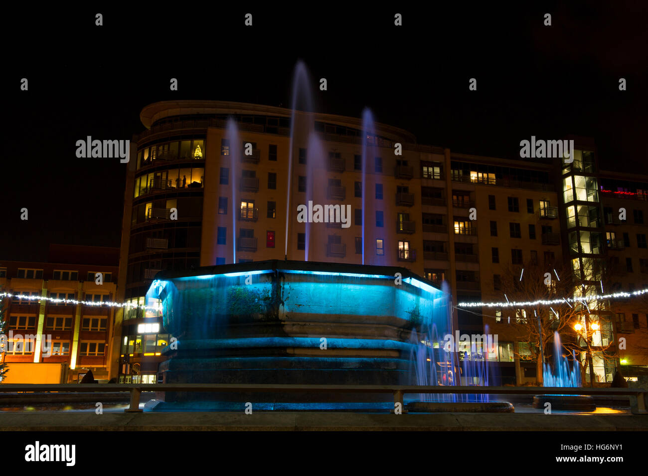 Die Brunnen in der Nacht außerhalb der BBC Gebäude in Queens Gardens, Hull, Stadt der Kultur 2017 Stockfoto