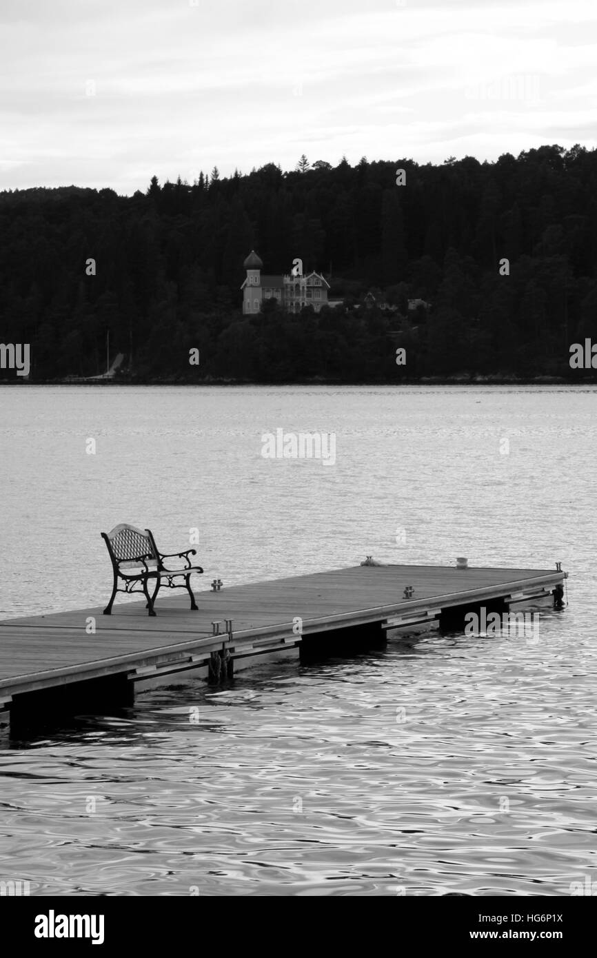 Norwegen-Bank auf einer Terrasse in einem See Stockfoto