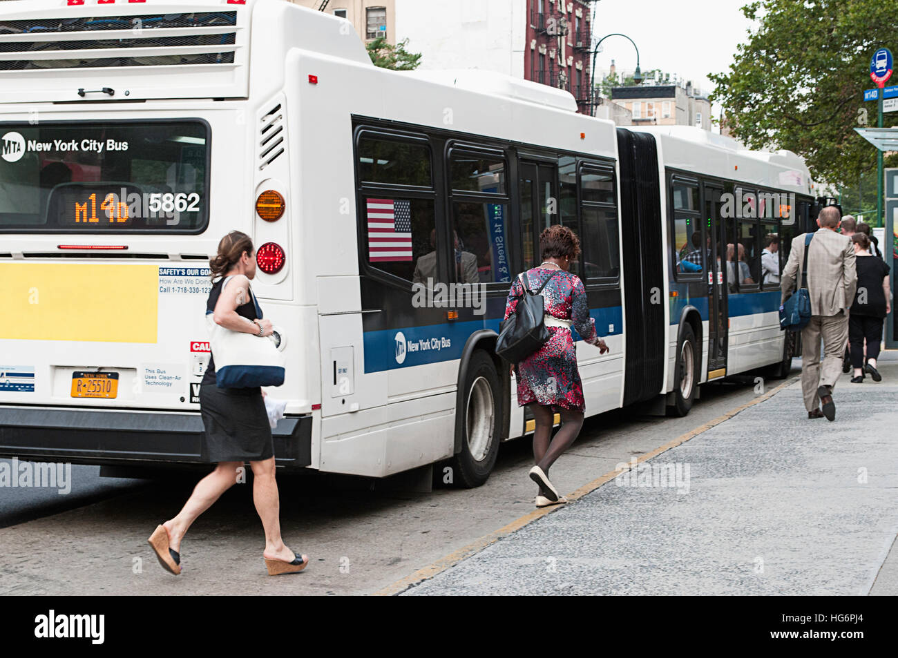 Pendler läuft für den Bus der 14th Street in New York City. Stockfoto Pendler läuft für den Bus der 14th Street in New York City. Stockfoto