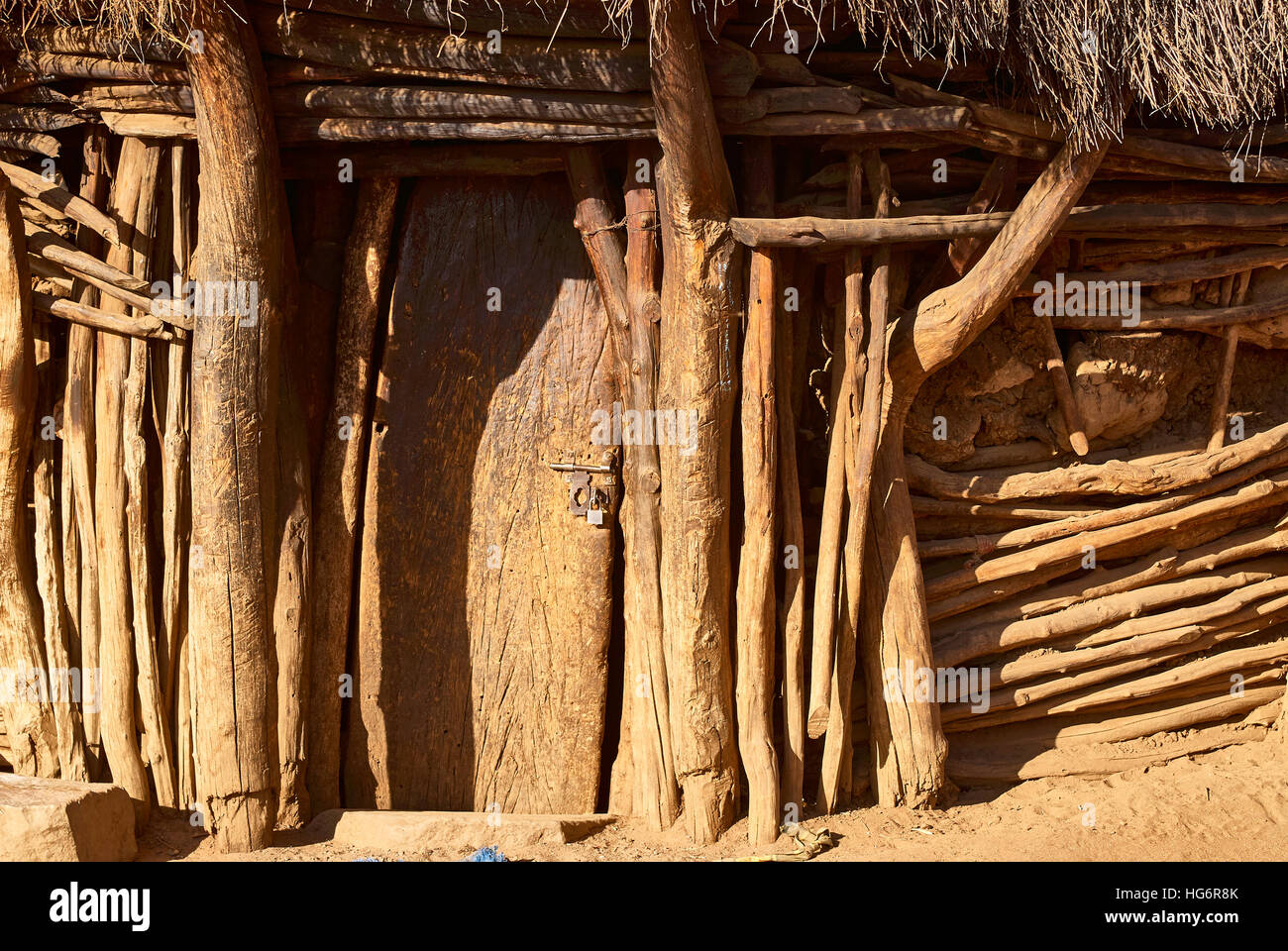 Eingang einer indigenen afrikanischen Hütte, Bautechniken der verschiedenen ethnischen Gruppen kombinieren Stockfoto