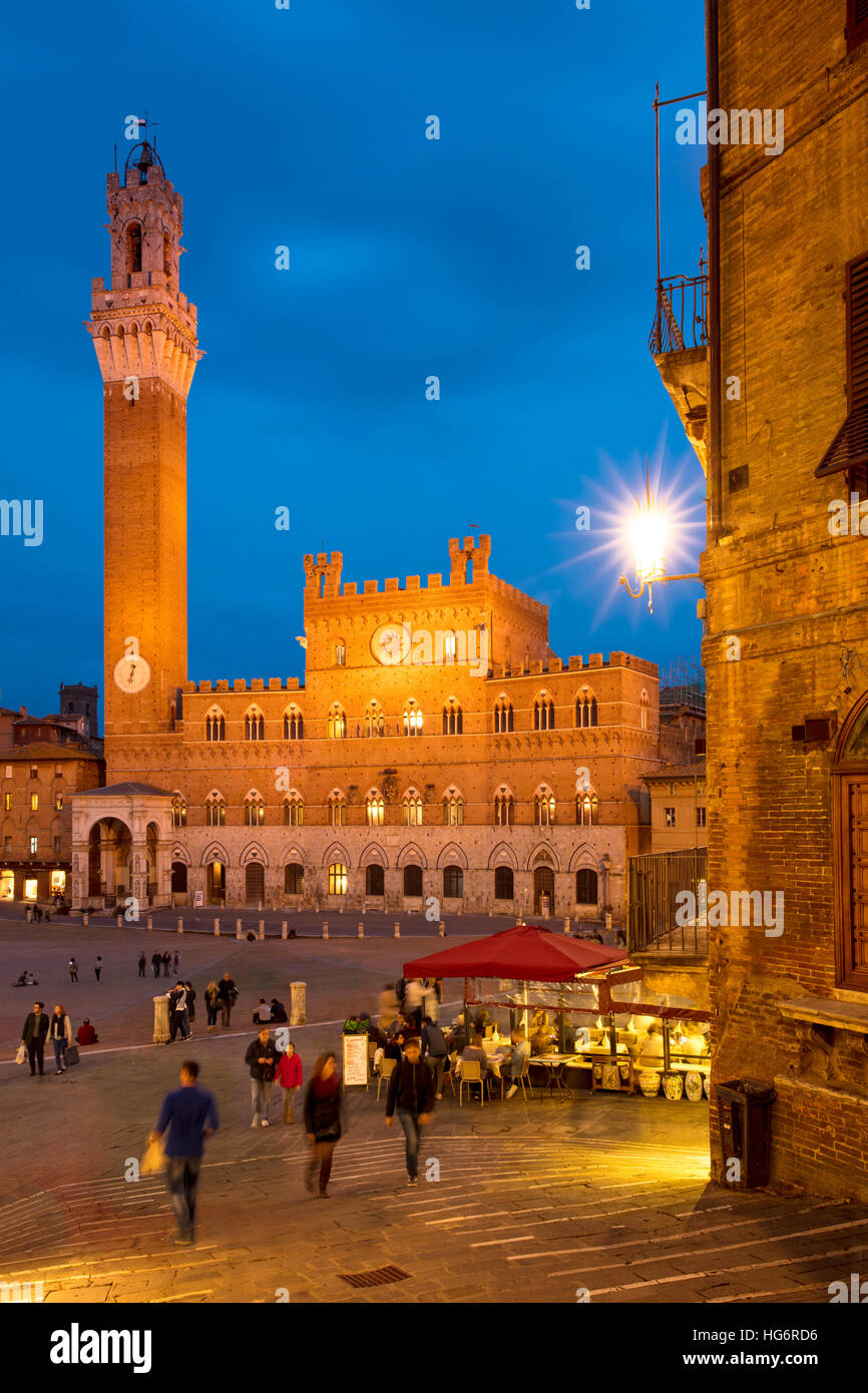 Dämmerung über Torre del Mangia und Piazza del Campo in Siena, Toskana, Italien Stockfoto
