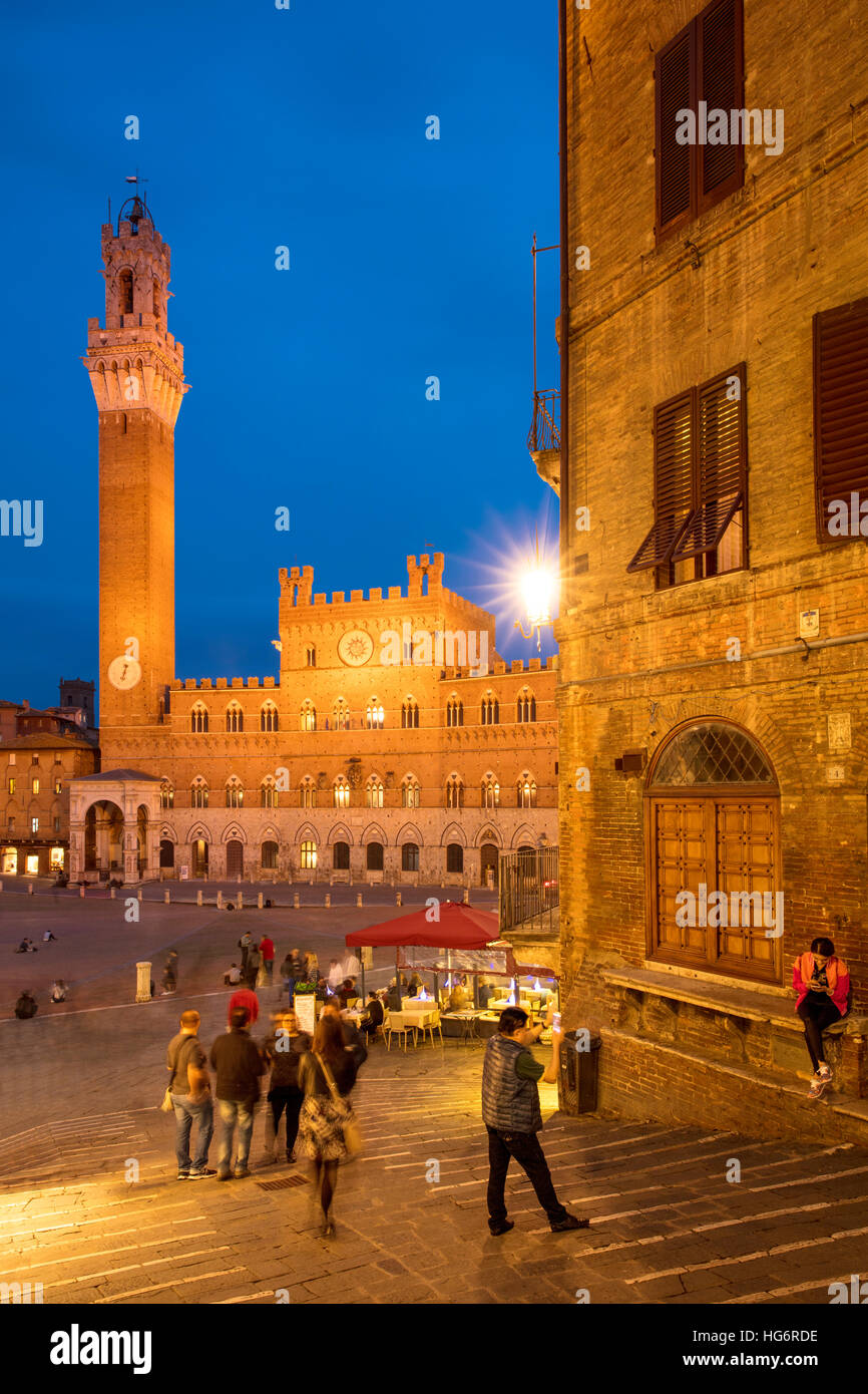 Dämmerung über Torre del Mangia und Piazza del Campo in Siena, Toskana, Italien Stockfoto