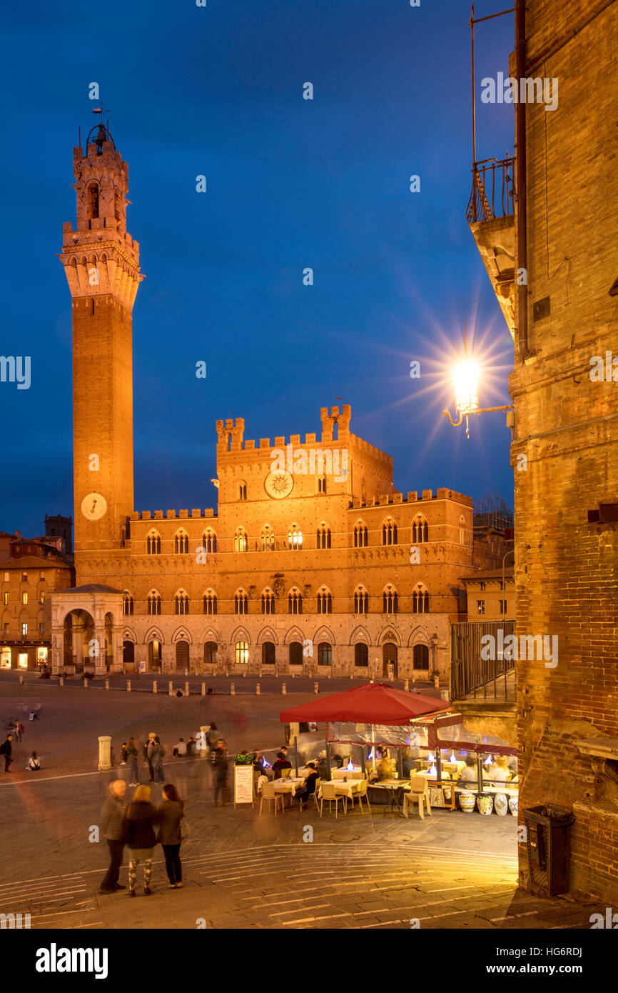 Dämmerung über Torre del Mangia und Piazza del Campo in Siena, Toskana, Italien Stockfoto