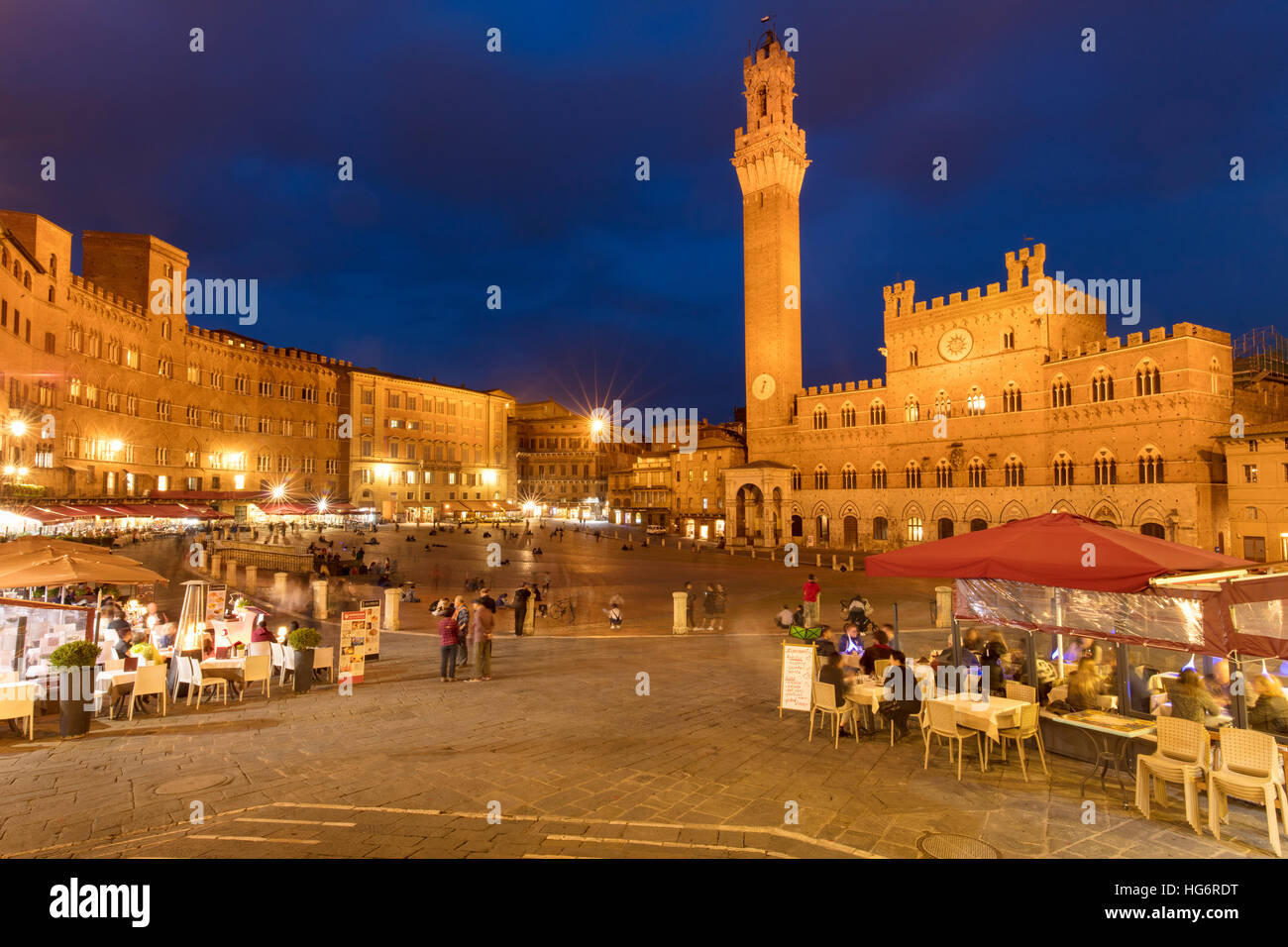 Dämmerung über Torre del Mangia und Piazza del Campo in Siena, Toskana, Italien Stockfoto