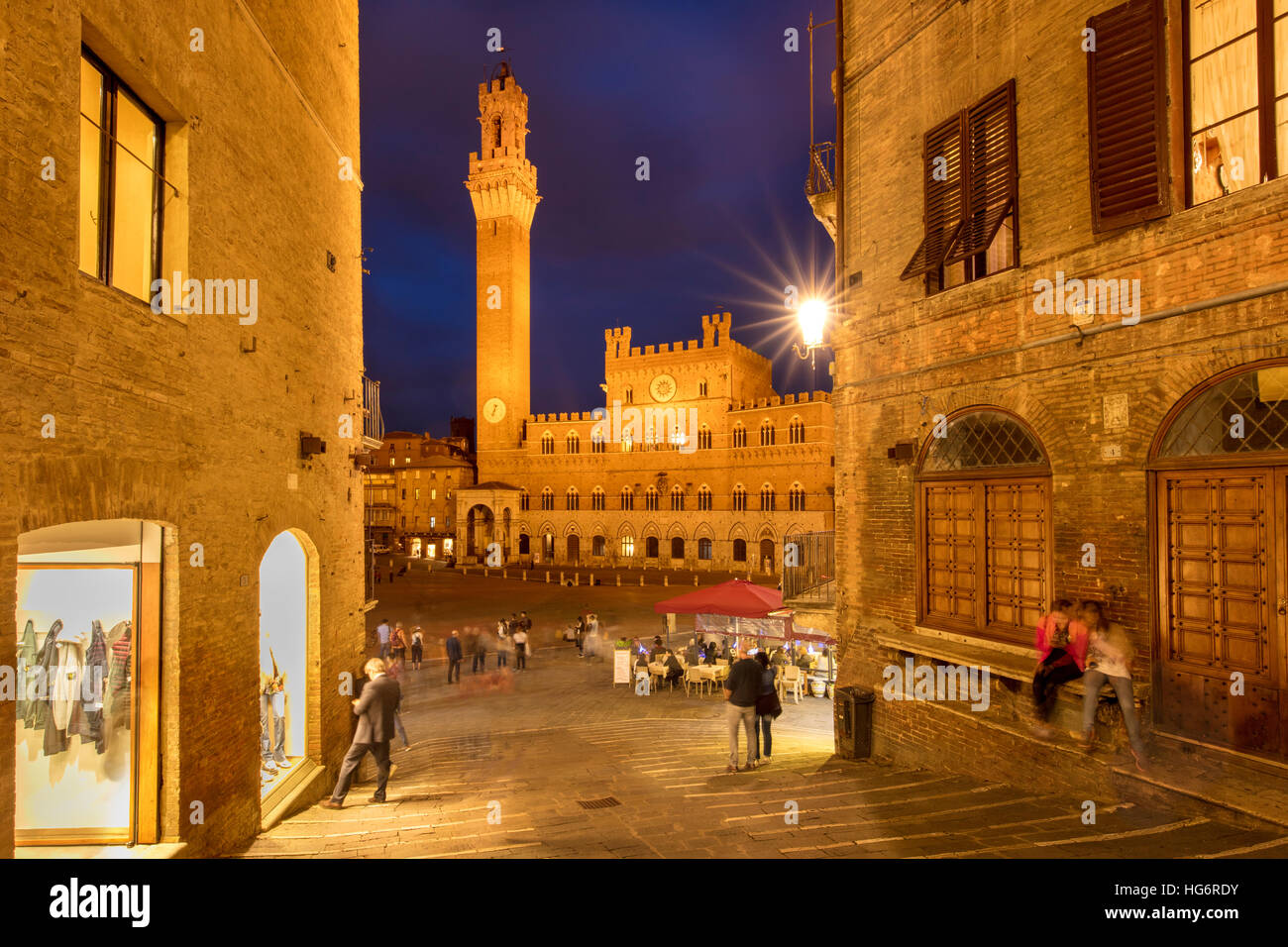 Dämmerung über Torre del Mangia und Piazza del Campo in Siena, Toskana, Italien Stockfoto