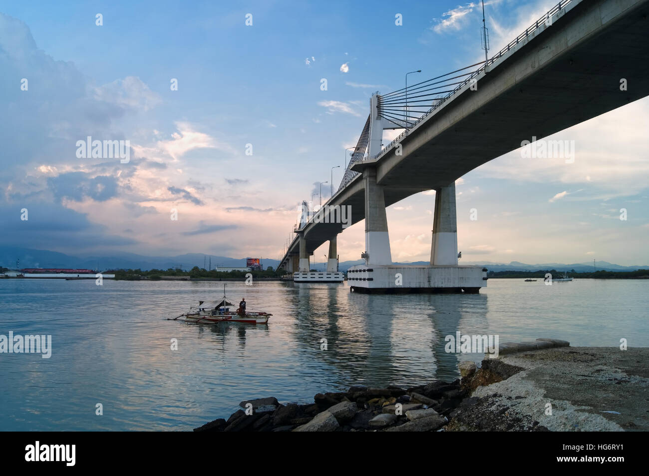 Süd-Ost-Asien, Philippinen, Metro Cebu, Cebu City, Marcello Fernan Brücke bei Sonnenuntergang Stockfoto