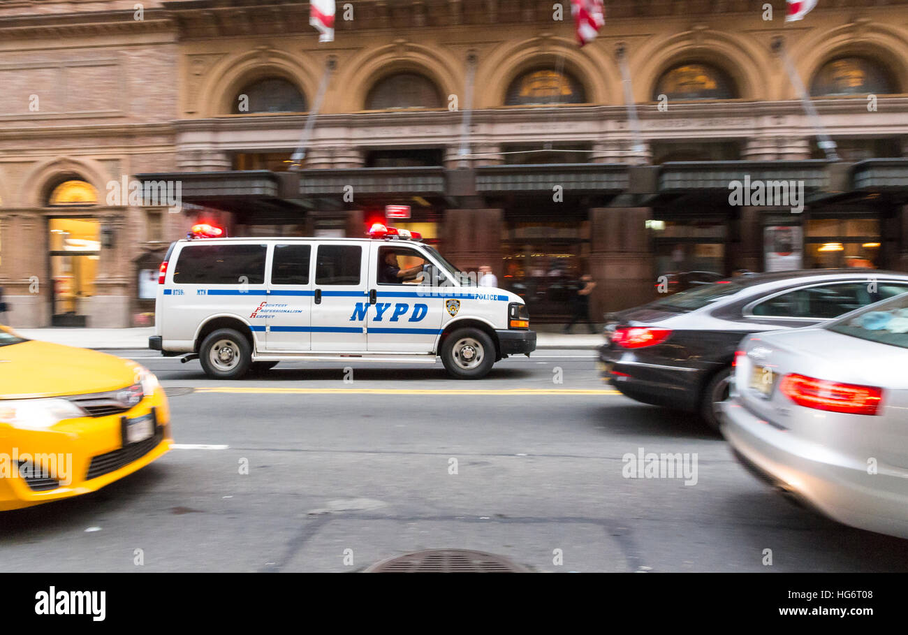 Bewegungsaufnahme ein NYPD Polizei Auto van Reaktion auf einen Notfall außerhalb der Carnegie Hall mit Sirenen und Blitzleuchten Stockfoto