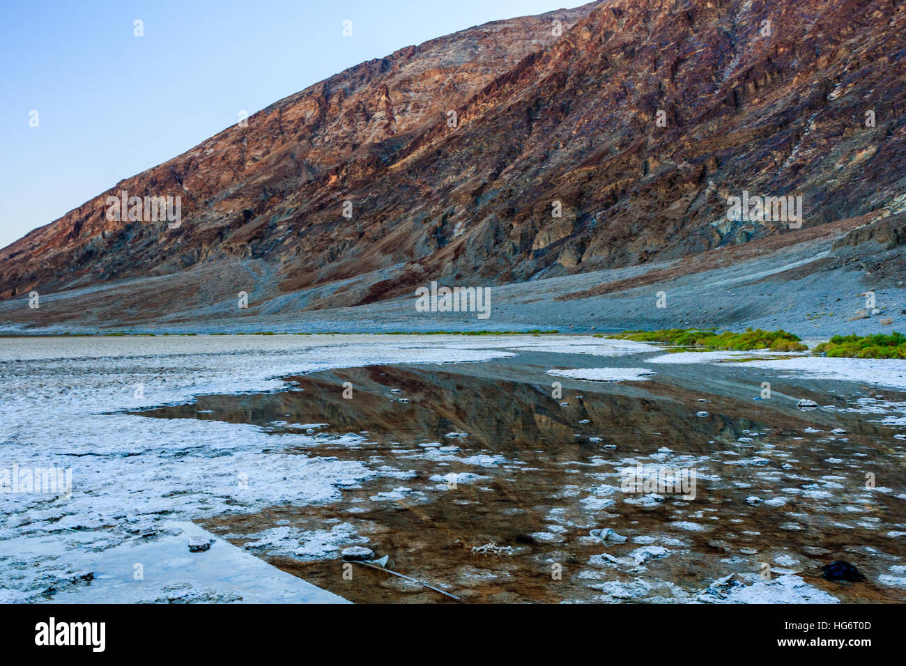 Badwater Basin ist eine abflusslose Becken in Death Valley Nationalpark, Death Valley in Kalifornien, als der tiefste Punkt in Nordamerika, Stockfoto