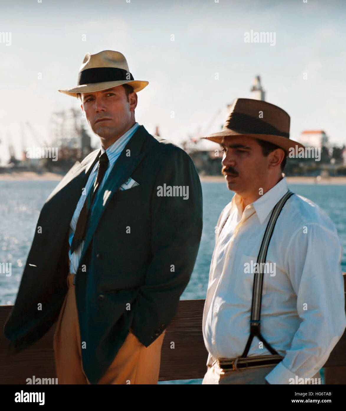 Live bei Nacht ist ein US-amerikanischer 2016 Drama Film geschrieben, Regie, Co-produziert von und mit Ben Affleck, basierend auf dem 2012-Roman mit dem gleichen Namen von Dennis Lehane. Die Hauptrollen auch Elle Fanning, Brendan Gleeson, Chris Messina, Sienna Miller, Zoe Saldana und Chris Cooper.  Dieses Foto ist nur zu redaktionellen Zwecken und unterliegen dem Copyright von der Filmgesellschaft und/oder der Fotograf von dem Film oder der Firma zugeordnet und kann nur durch Veröffentlichungen im Zusammenhang mit der Förderung der oben genannten Film reproduziert werden. Eine obligatorische Gutschrift auf die Filmgesellschaft ist erforderlich. Der Fotograf shou Stockfoto