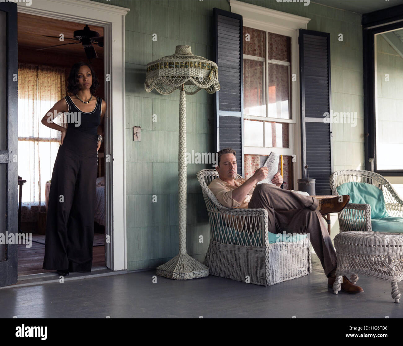 Live bei Nacht ist ein US-amerikanischer 2016 Drama Film geschrieben, Regie, Co-produziert von und mit Ben Affleck, basierend auf dem 2012-Roman mit dem gleichen Namen von Dennis Lehane. Die Hauptrollen auch Elle Fanning, Brendan Gleeson, Chris Messina, Sienna Miller, Zoe Saldana und Chris Cooper.  Dieses Foto ist nur zu redaktionellen Zwecken und unterliegen dem Copyright von der Filmgesellschaft und/oder der Fotograf von dem Film oder der Firma zugeordnet und kann nur durch Veröffentlichungen im Zusammenhang mit der Förderung der oben genannten Film reproduziert werden. Eine obligatorische Gutschrift auf die Filmgesellschaft ist erforderlich. Der Fotograf shou Stockfoto