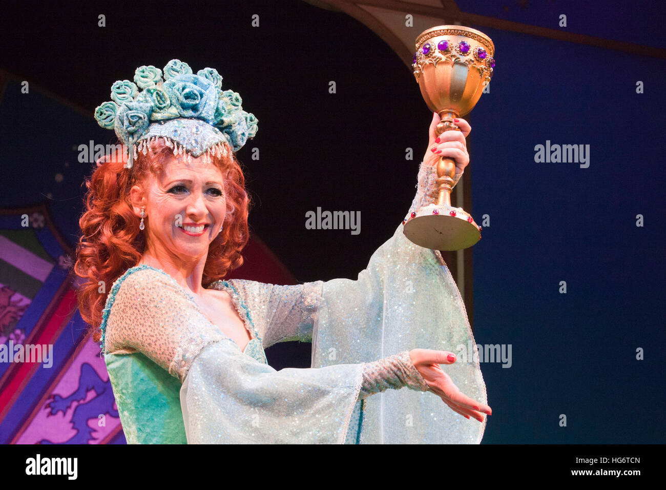 Bonnie Langford als "Lady of the Lake. Monty Pythons "Spamalot" musical basierend auf dem Film "Monty Python and the Holy Grail" öffnet die Harold Pinter Theatre in London. Die Rolle von König Arthur wird zwischen Jon Culshaw und Marcus Brigstocke geteilt. Stockfoto