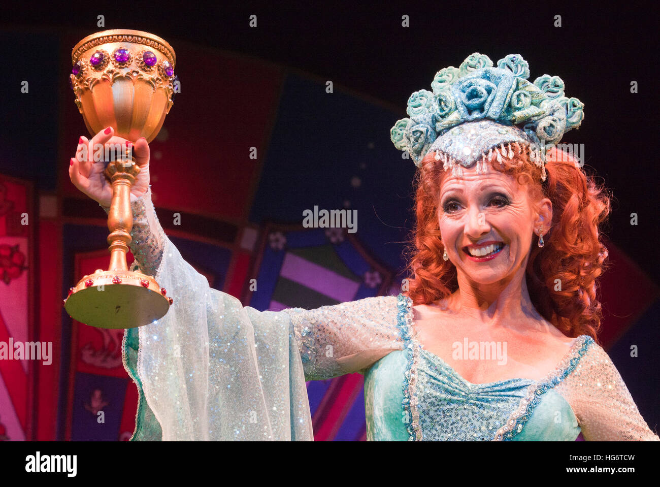 Bonnie Langford als "Lady of the Lake. Monty Pythons "Spamalot" musical basierend auf dem Film "Monty Python and the Holy Grail" öffnet die Harold Pinter Theatre in London. Die Rolle von König Arthur wird zwischen Jon Culshaw und Marcus Brigstocke geteilt. Stockfoto