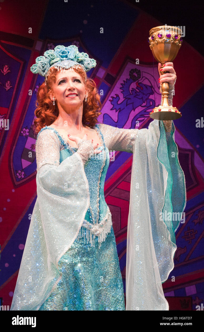 Bonnie Langford als "Lady of the Lake. Monty Pythons "Spamalot" musical basierend auf dem Film "Monty Python and the Holy Grail" öffnet die Harold Pinter Theatre in London. Die Rolle von König Arthur wird zwischen Jon Culshaw und Marcus Brigstocke geteilt. Stockfoto