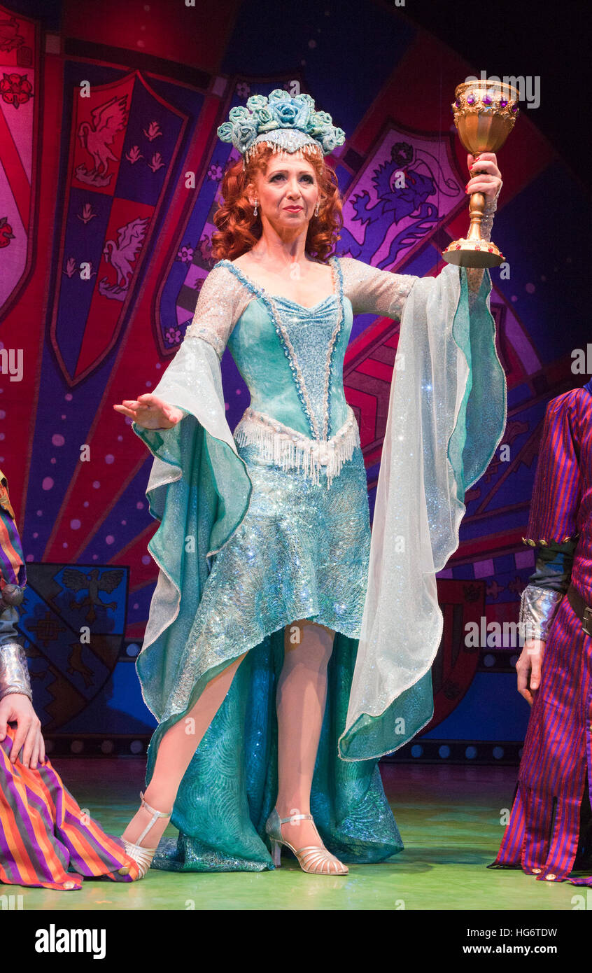 Bonnie Langford als "Lady of the Lake. Monty Pythons "Spamalot" musical basierend auf dem Film "Monty Python and the Holy Grail" öffnet die Harold Pinter Theatre in London. Die Rolle von König Arthur wird zwischen Jon Culshaw und Marcus Brigstocke geteilt. Stockfoto
