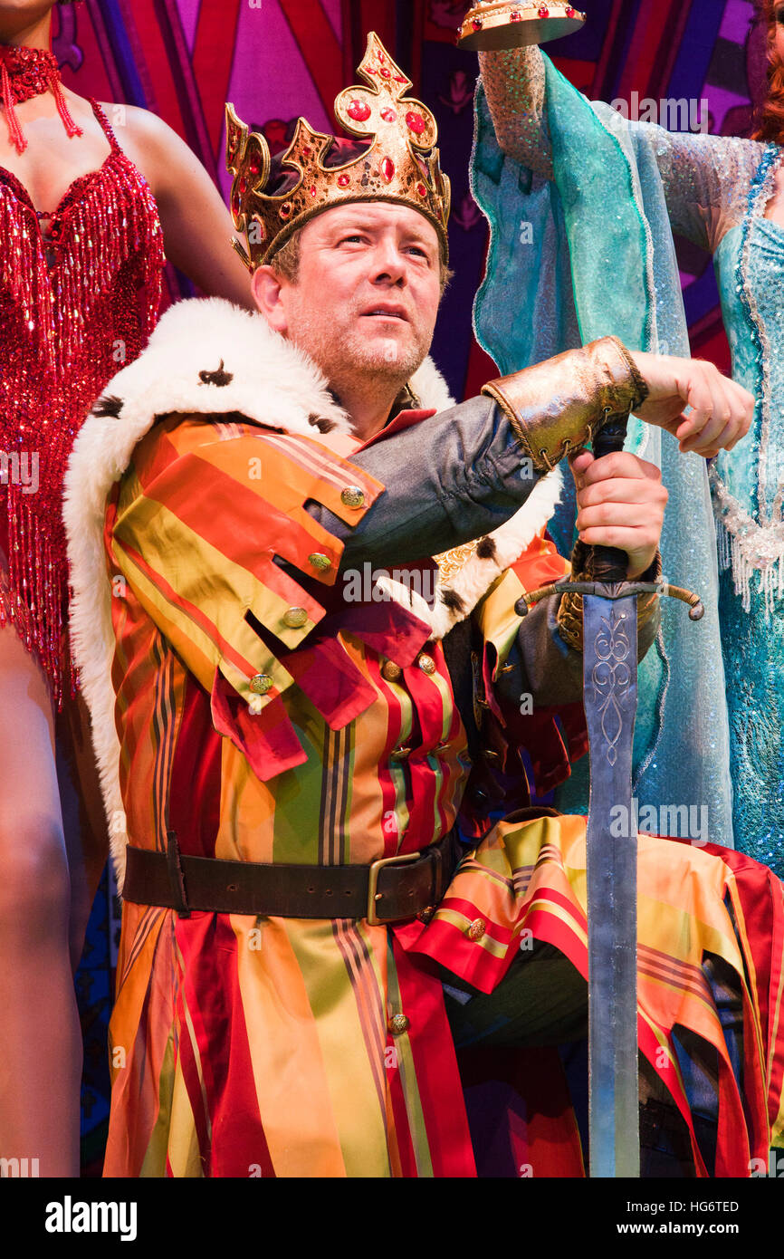 Jon Culshaw als König Artus. Monty Pythons "Spamalot" musical basierend auf dem Film "Monty Python and the Holy Grail" öffnet die Harold Pinter Theatre in London. Die Rolle von König Arthur wird zwischen Jon Culshaw und Marcus Brigstocke geteilt. Stockfoto