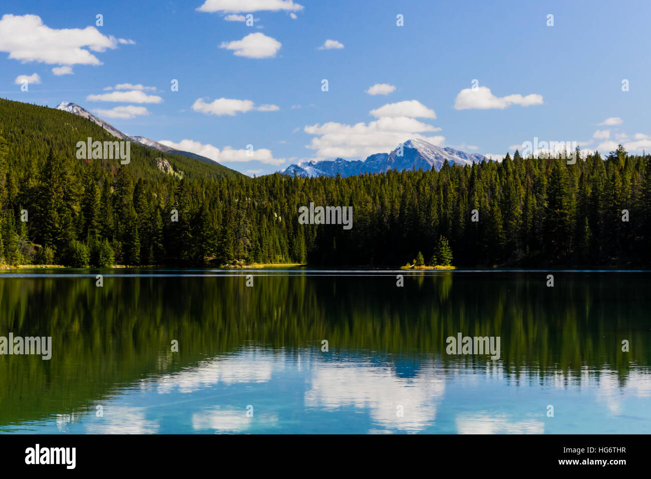 Das Tal der fünf-Seen-Wanderung bietet klare Seen mit einzigartigen Schattierungen von jade und blau. Das Tal der fünf-Seen-Schleife ist nur unter einem 5km-circui Stockfoto