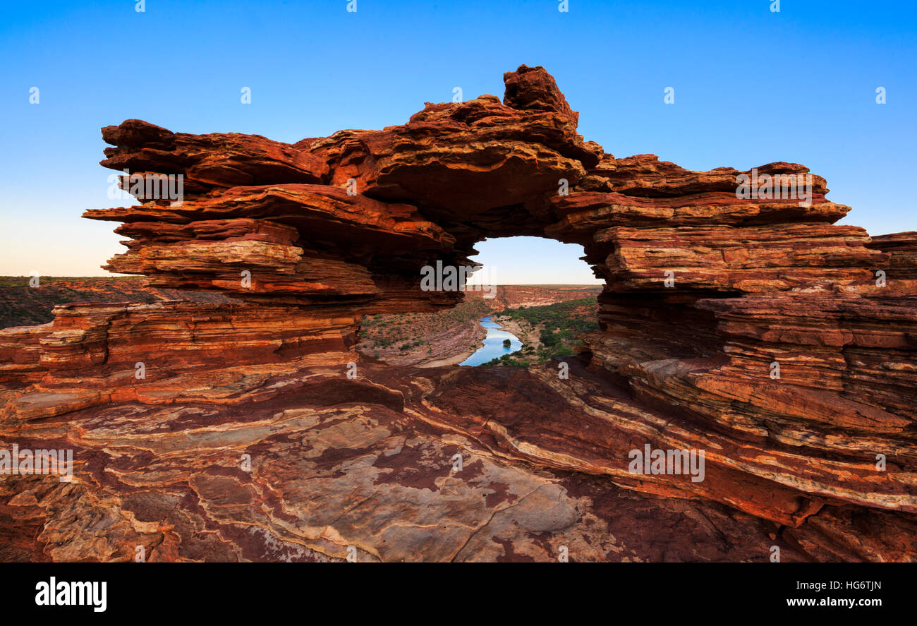 Der Natur Fenster Lookout (gebildet aus Schichten von Tumblagooda Sandstein) und der Murchison River in Kalbarri National Park, WA Stockfoto