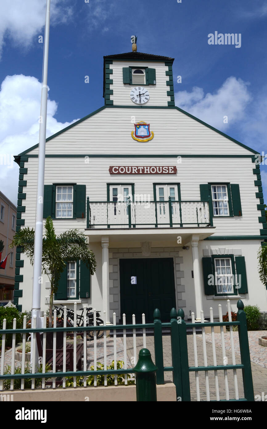 Vor dem Gerichtsgebäude in Philipsburg, St. Maarten, Karibik. Stockfoto