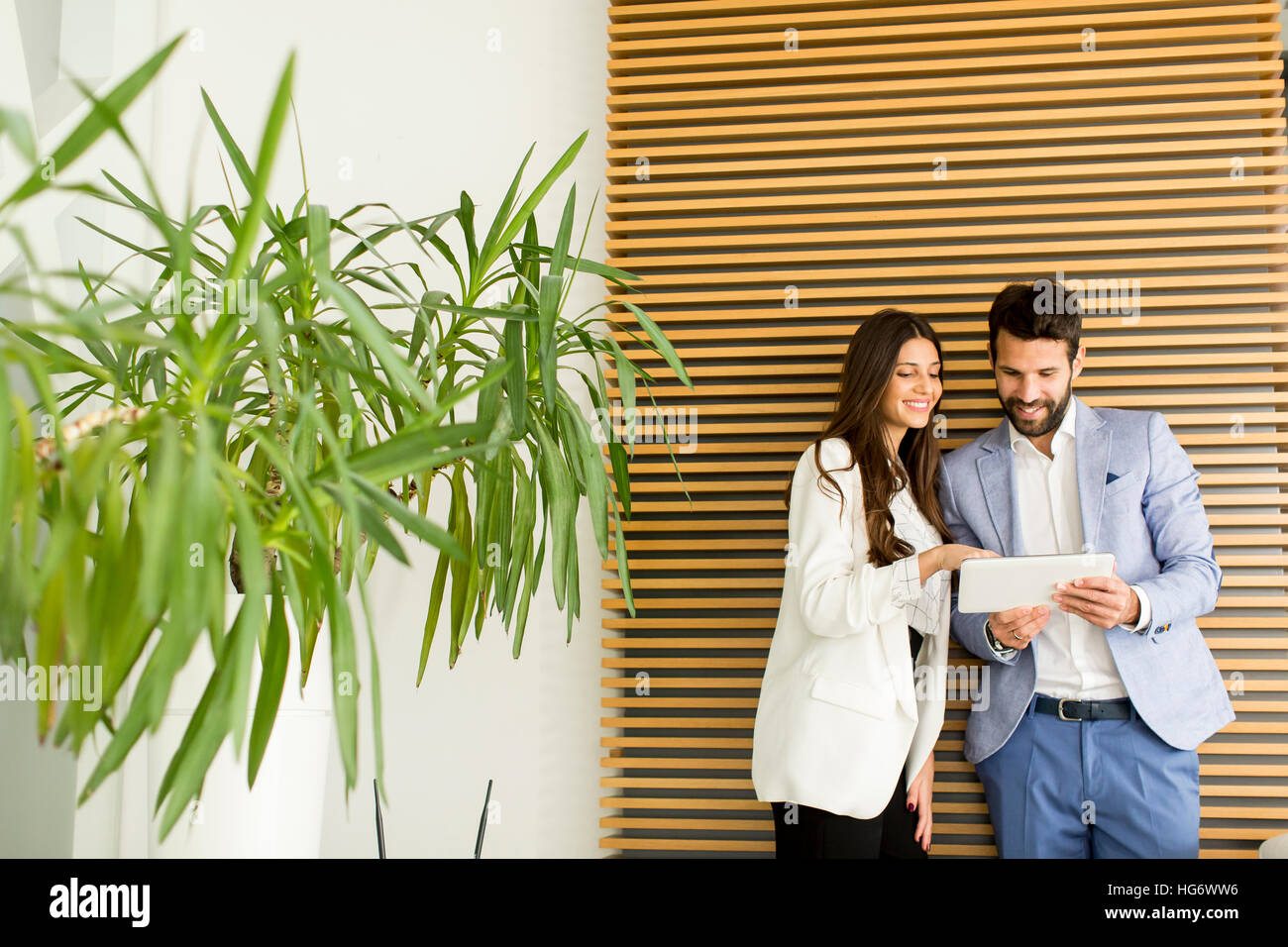 Junges Unternehmen paar mit Tablet im Büro Stockfoto