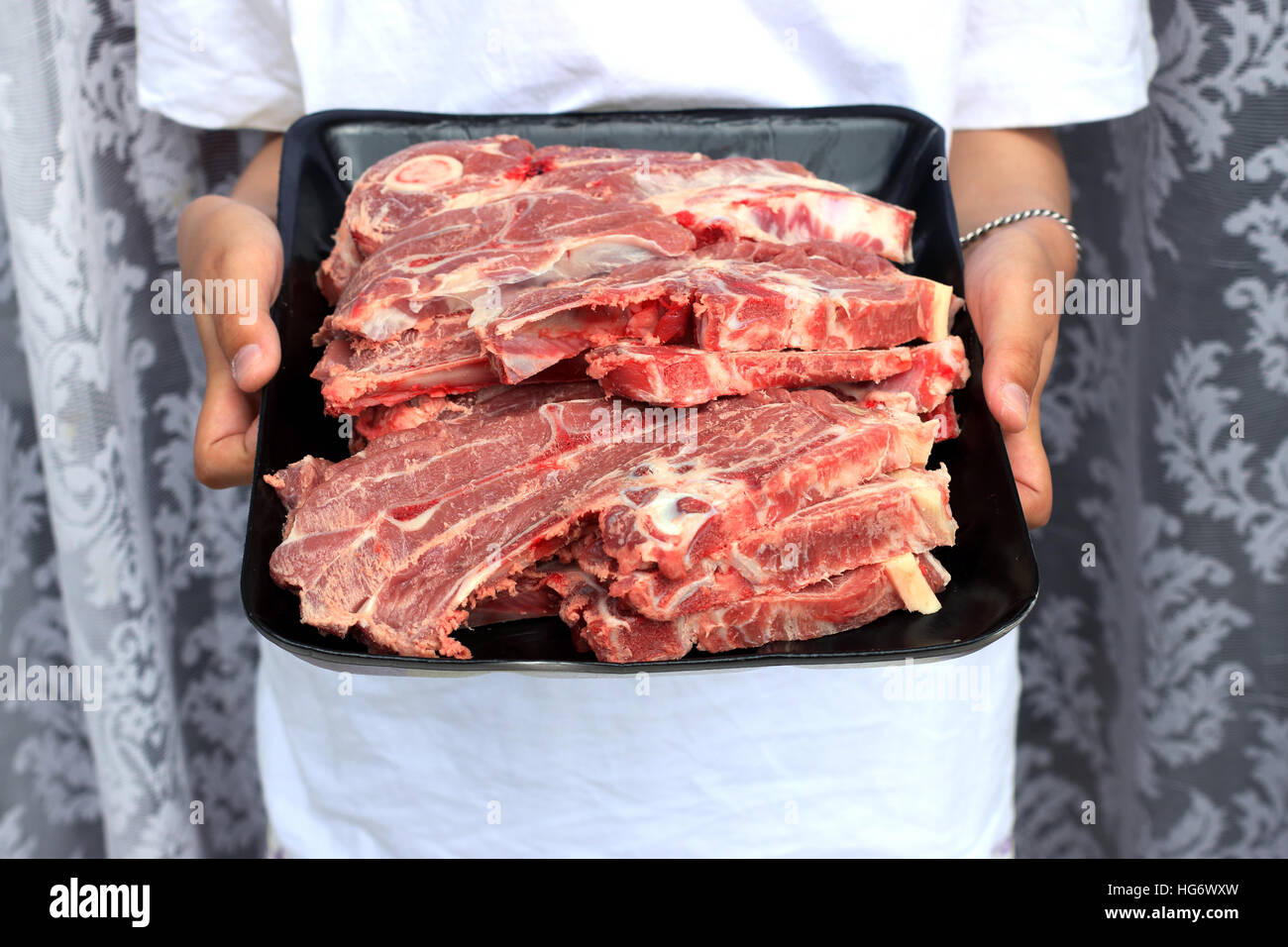 Rohe Lammkarree Koteletts auf ein Kunststoff-Tablett Stockfoto