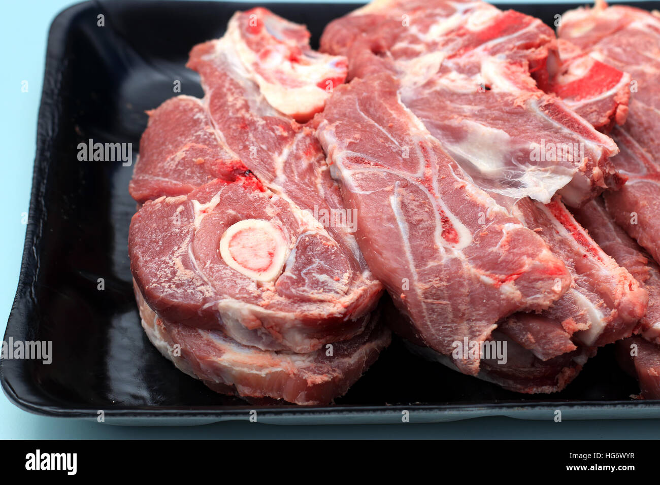 Rohe Lammkarree Koteletts in Plastikbehälter Stockfoto