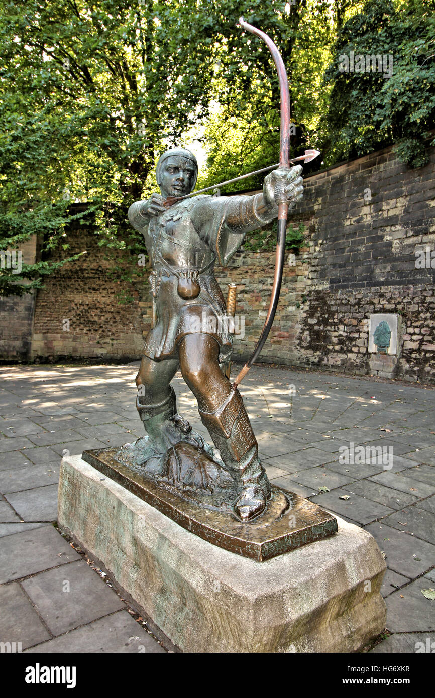Die Statue von Robin Hood, steht unter Nottingham Castle in Nottinghamshire UK, in der Nähe von der Reise nach Jerusalem Stockfoto