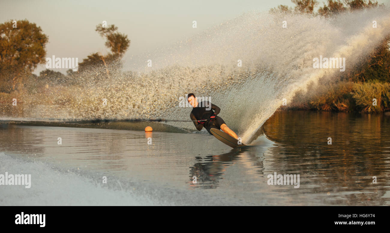 Mann Wakeboarden an einem See. Wakeboarder Surfen über den See. Stockfoto