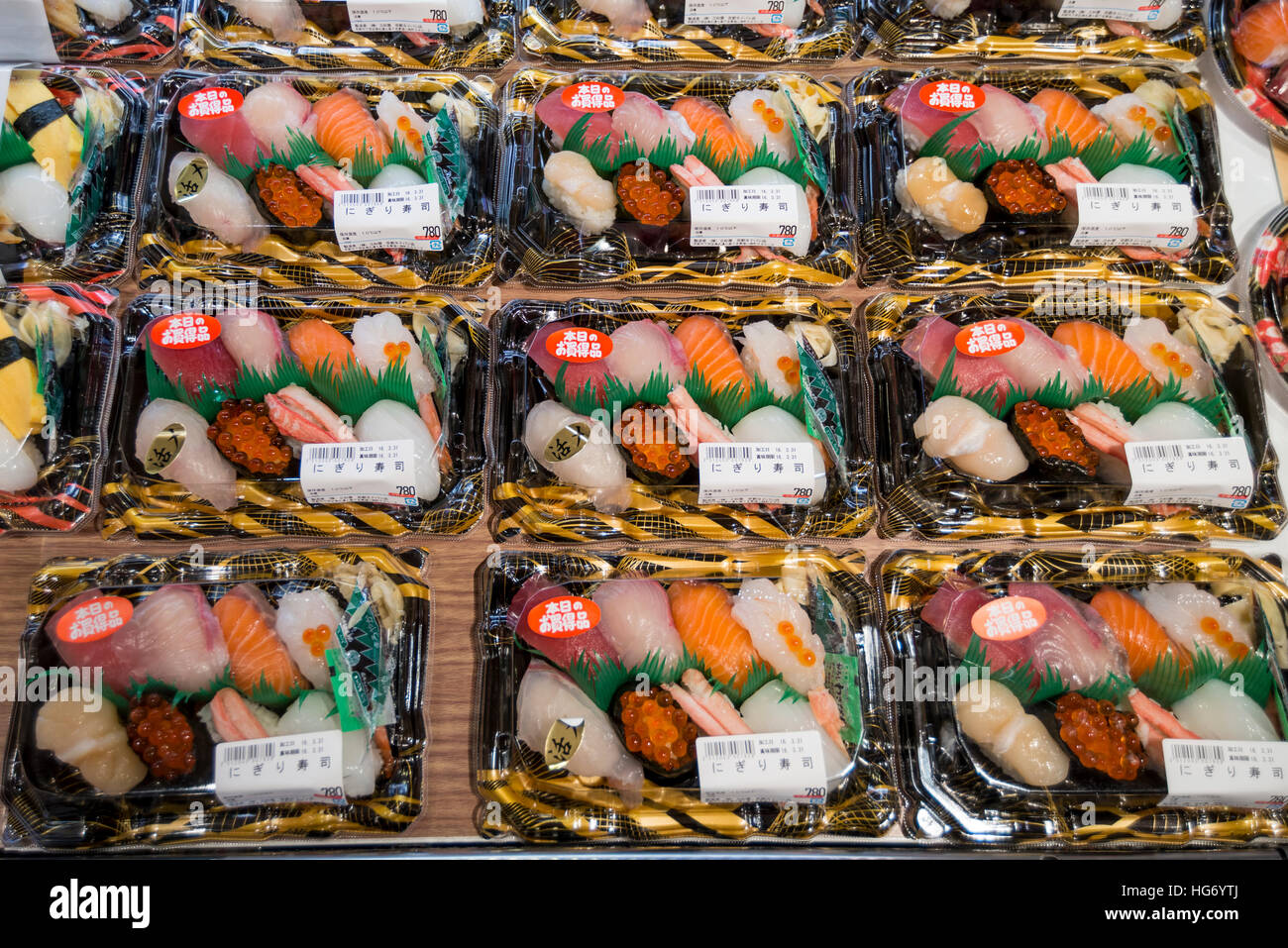 Anzeige von Fertigpackungen Sushi-Auswahl zum mitnehmen im Supermarkt, Kyoto, Japan Stockfoto