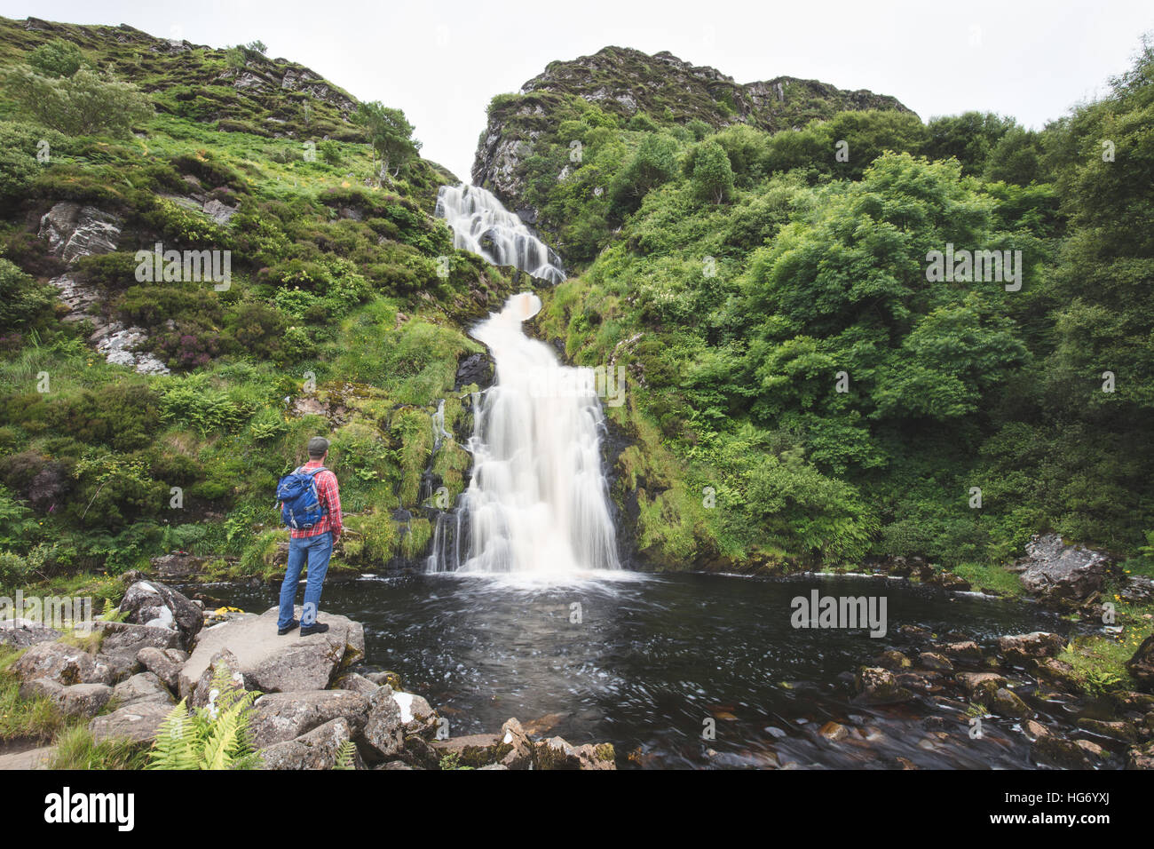 Einsamer Wanderer am Assarancagh Wasserfall, Adara.  County Donegal, Irland / Assarnacally Wasserfall Stockfoto