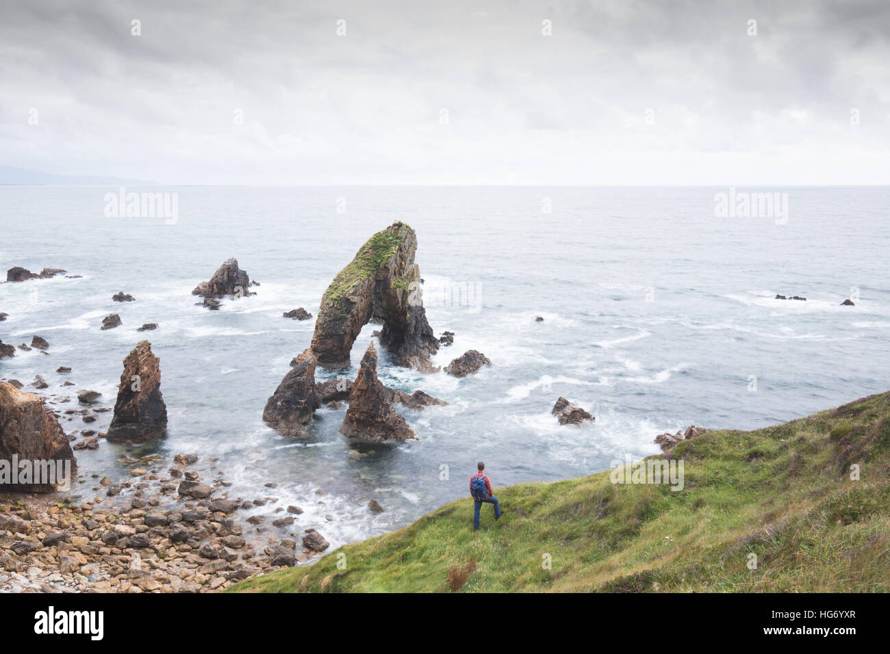 Walker am Crohy Head Meer Arch, County Donegal, Irland Stockfoto