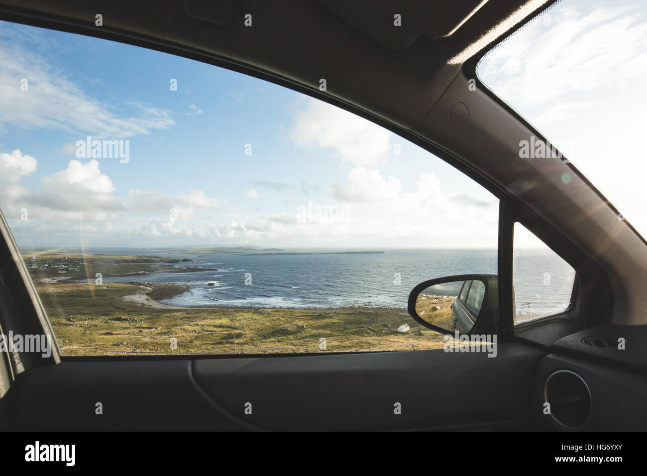 Auto Fenster mit Blick auf die Bun Na Leaca Küste, Grafschaft Donegal.  Irland Stockfoto