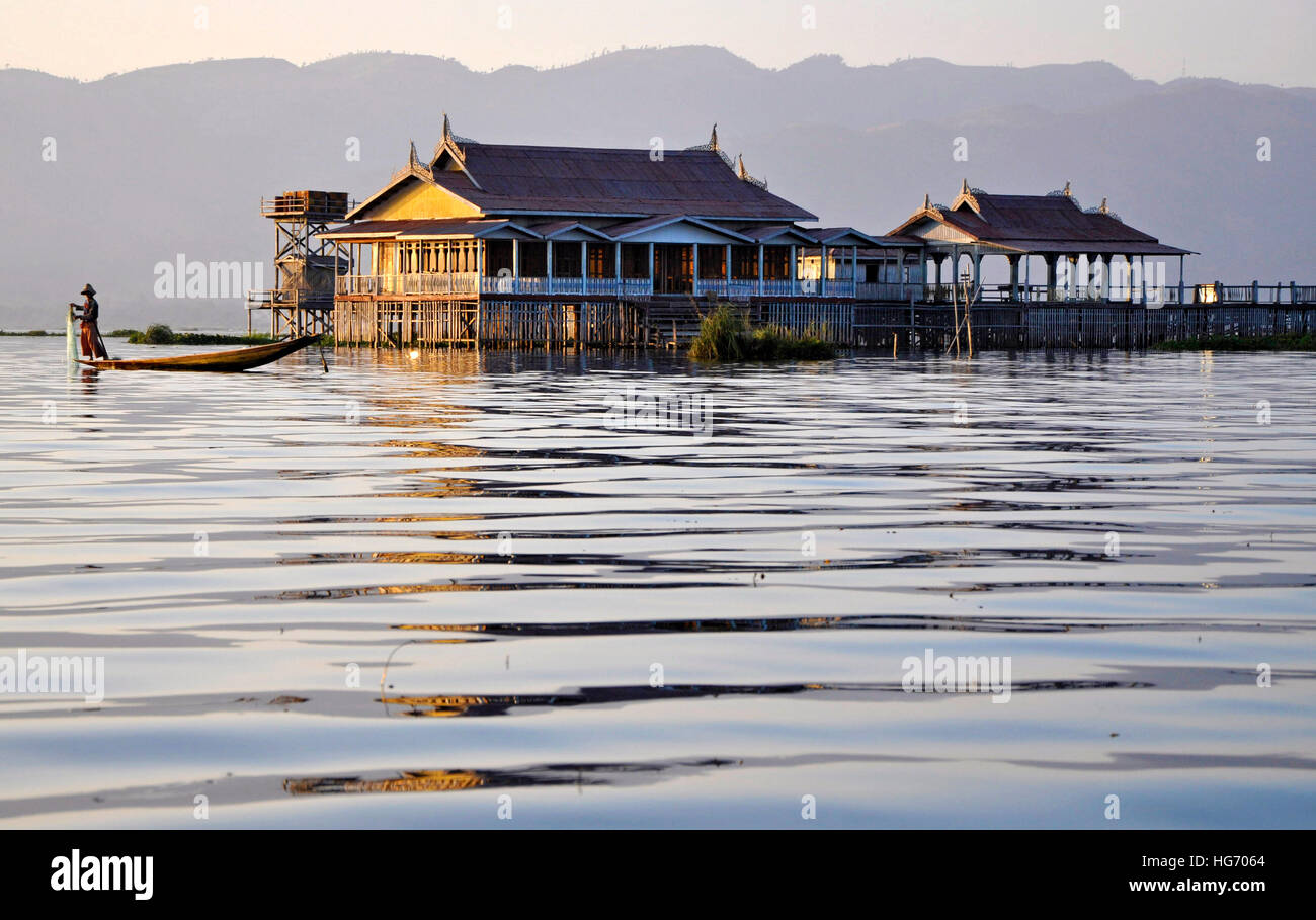 Fischer in der Nähe von einem schwimmenden Tempel am Inle-See, Birma, das Venedig des Asien Stockfoto