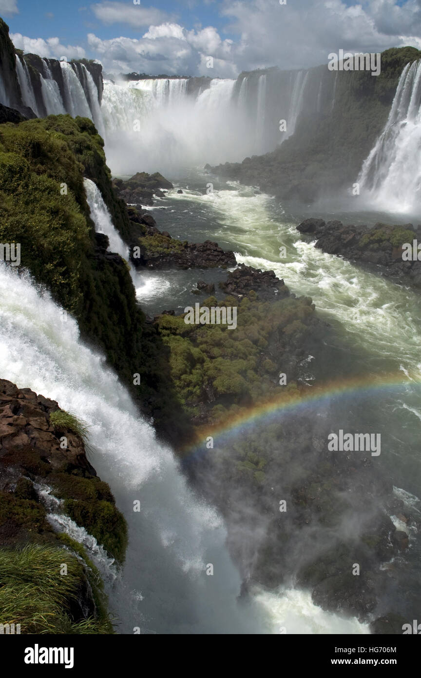 Regenbogen in der Gischt in Iguazu, größten Wasserfall der Welt Stockfoto