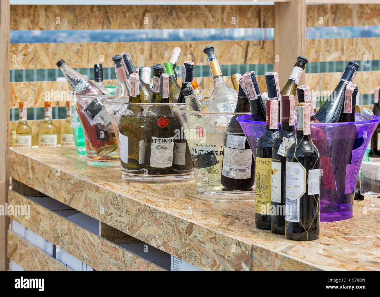Verschiedene Weine in Eiswürfelbehälter präsentiert auf dem Regal im freien Foodcourt bei Kiew Weinfest organisiert von Good Wine company Stockfoto Verschiedene Weine in Eiswürfelbehälter präsentiert auf dem Regal im freien Foodcourt bei Kiew Weinfest organisiert von Good Wine company Stockfoto